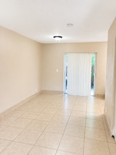 1420 Barton Rd, Unit 4 in Lake Worth Beach, FL - Foto de edificio - Building Photo