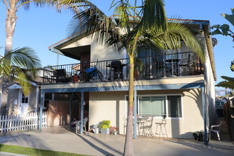 126 Dolphin Ave in Seal Beach, CA - Building Photo - Building Photo