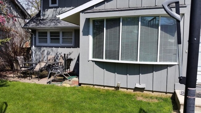 6015 N Shoreland Ave in Whitefish Bay, WI - Building Photo - Building Photo