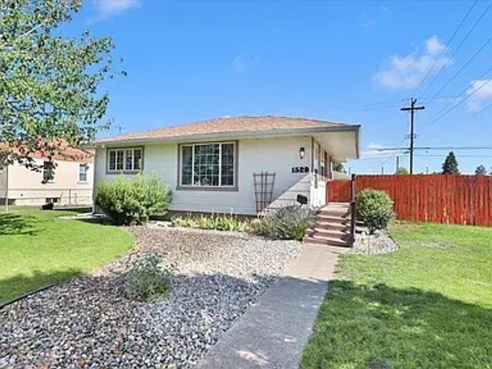 1529 E Bismark Ave in Spokane, WA - Foto de edificio