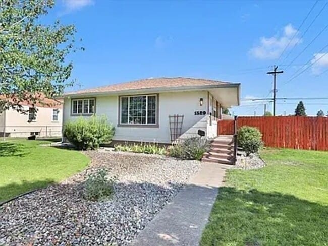 property at 1529 E Bismark Ave