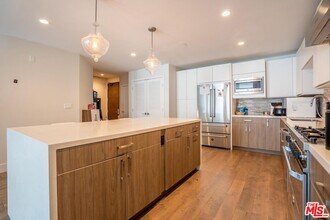 3715 San Marino St-Unit -201 in Los Angeles, CA - Building Photo - Building Photo