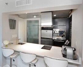 540 Brickell Key, Unit 803 in Miami, FL - Foto de edificio - Building Photo