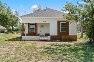 402 E Charles St in Riesel, TX - Building Photo