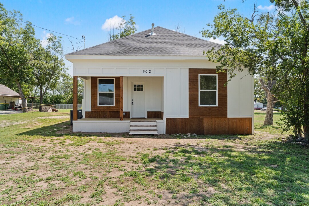 402 E Charles St in Riesel, TX - Building Photo