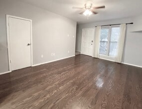 4327 Holland Ave, Unit 206 in Dallas, TX - Foto de edificio - Building Photo