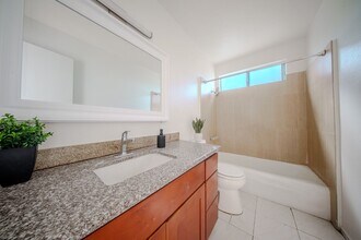 2617-2619 E 17th St in Long Beach, CA - Building Photo - Building Photo