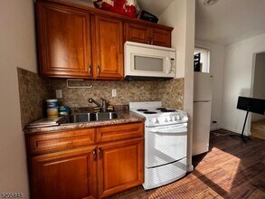 33 Monroe Pl in Bloomfield, NJ - Building Photo - Building Photo