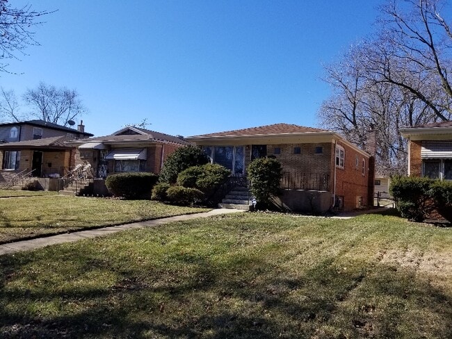 12340 S Indiana Ave in Chicago, IL - Building Photo - Building Photo