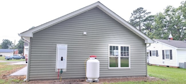 104 N Mill St in Pikeville, NC - Building Photo - Building Photo