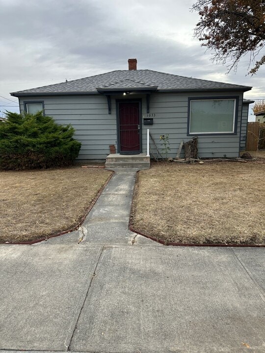 1033 W Cascade Ave in Moses Lake, WA - Foto de edificio