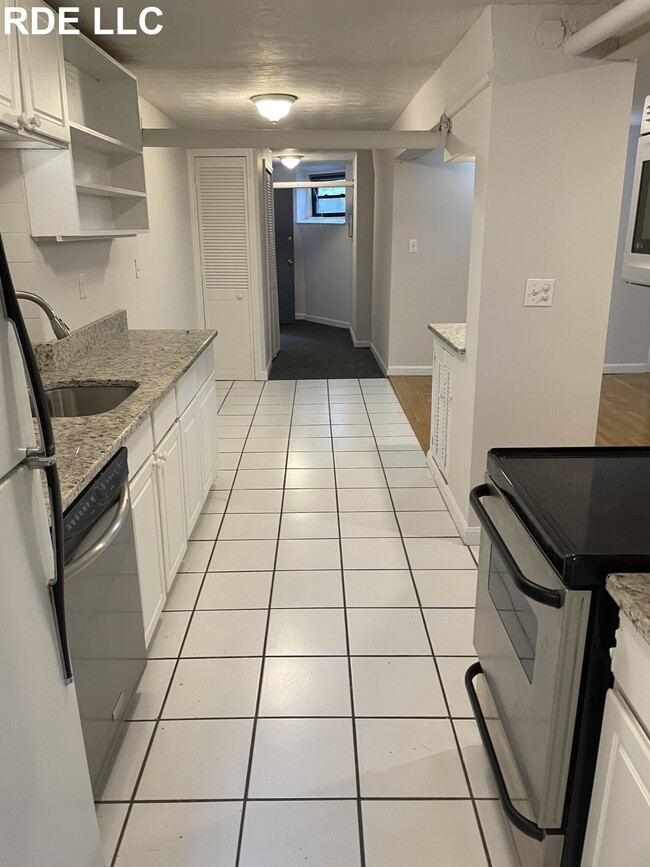 83 Pleasant St, Unit B in Brookline, MA - Foto de edificio - Building Photo