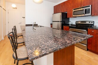 565 W Quincy St in Chicago, IL - Building Photo - Building Photo