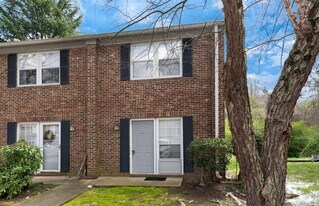 108 Friar Ln in Carrboro, NC - Building Photo