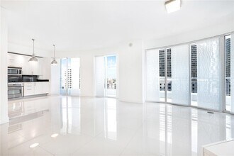 60 SW 13th St, Unit 1224 in Miami, FL - Building Photo - Building Photo