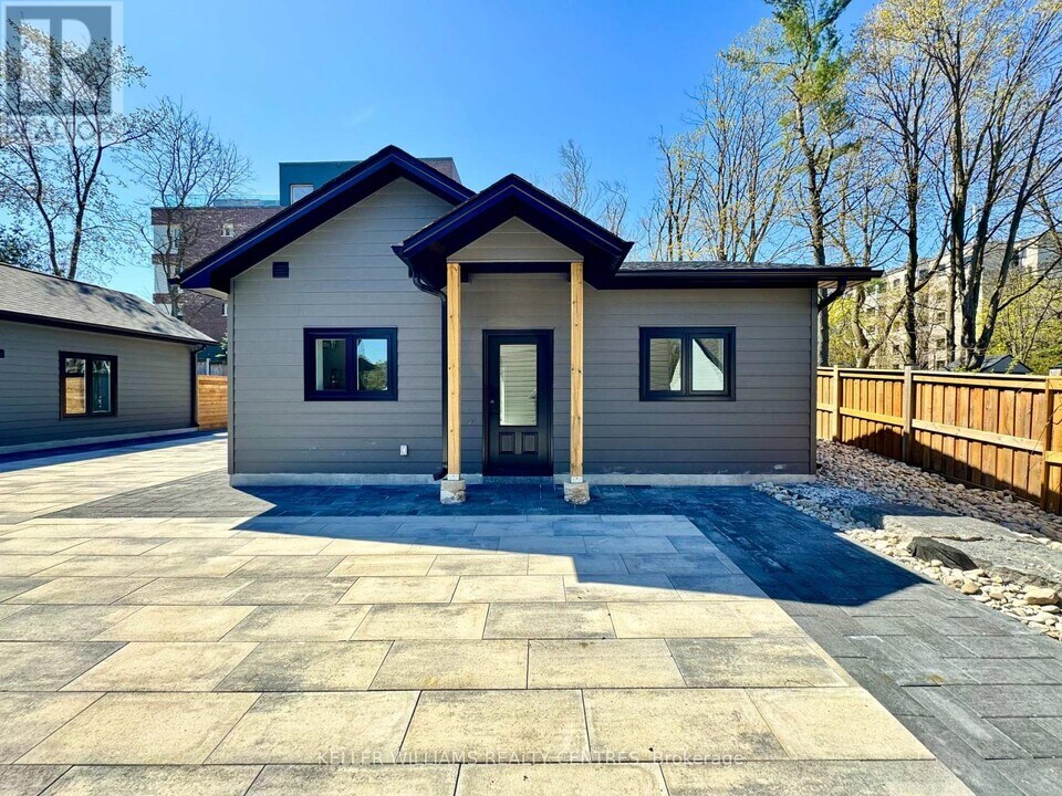 63 Holgate St in Barrie, ON - Building Photo