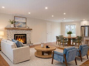 51 Ocean Ave in Hampton Bays, NY - Foto de edificio - Building Photo