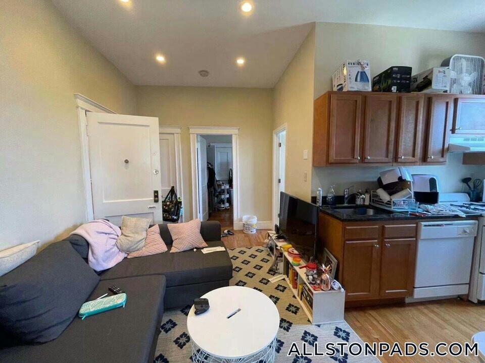 1185 Commonwealth Ave in Boston, MA - Building Photo