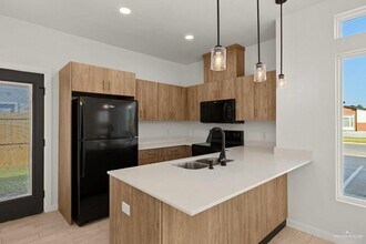 14 Hidalgo Cir in Brownsville, TX - Building Photo - Building Photo