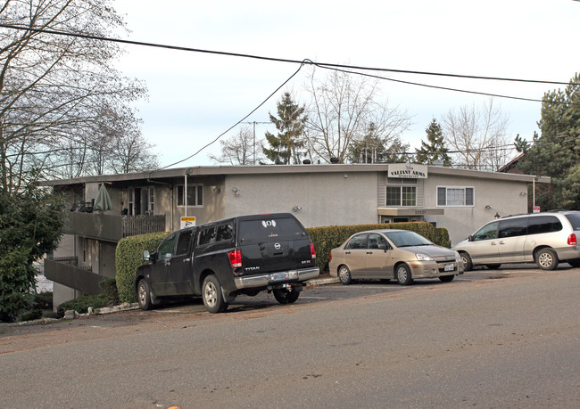 Valiant Arms in Des Moines, WA - Foto de edificio - Building Photo