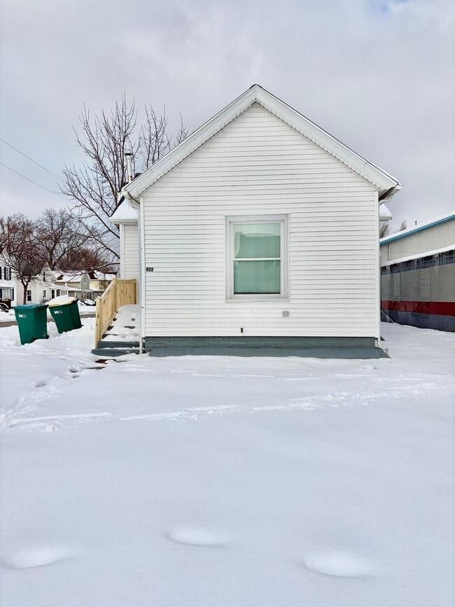 property at 822 W 4th St