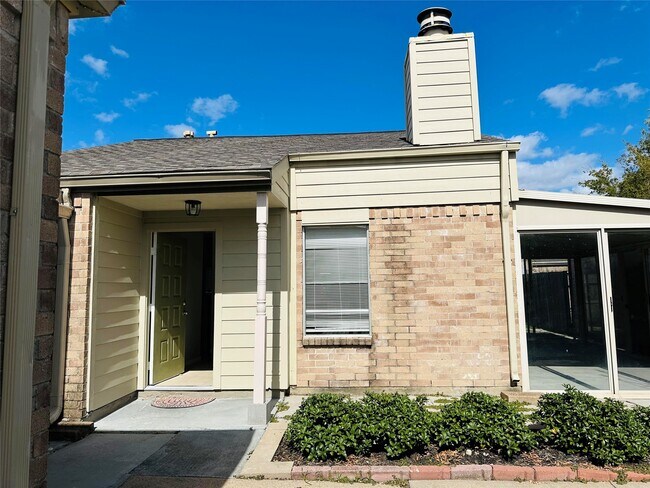 18530 Meadows Way Dr in Houston, TX - Building Photo - Building Photo