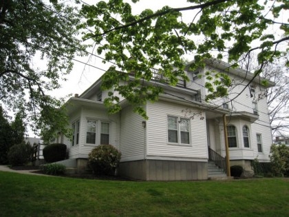 33 Bretton Road in Middletown, CT - Building Photo