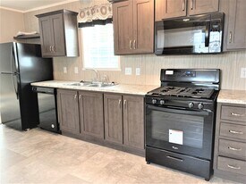 17164 Canterbury Cir in Holly, MI - Building Photo