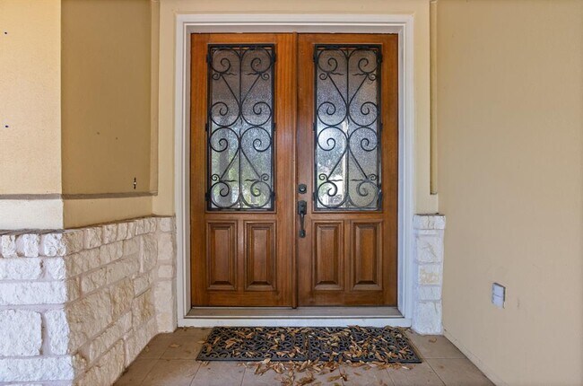 11613 Woodland Hills Trail in Austin, TX - Foto de edificio - Building Photo