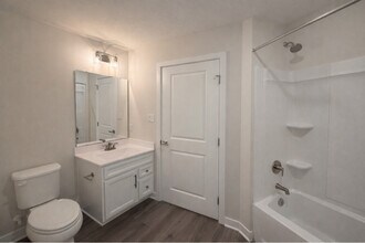 214 Hunter Dr in Coraopolis, PA - Building Photo - Building Photo