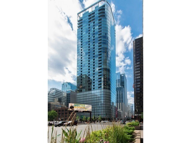 600 N Fairbanks Ct in Chicago, IL - Building Photo