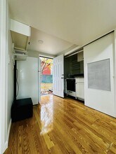 1056 Olympia Ave NE in Renton, WA - Foto de edificio - Building Photo