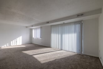 Carlyle Tower Apartments - Southfield, MI in Southfield, MI - Foto de edificio - Interior Photo