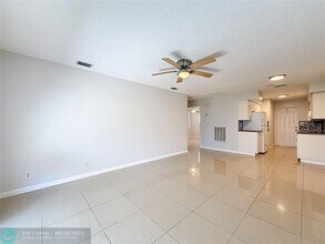 4421 Poinciana St-Unit -4 in Lauderdale-by-the-Sea, FL - Building Photo - Building Photo