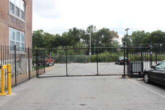 5500 Pershing Ave in St. Louis, MO - Foto de edificio - Building Photo