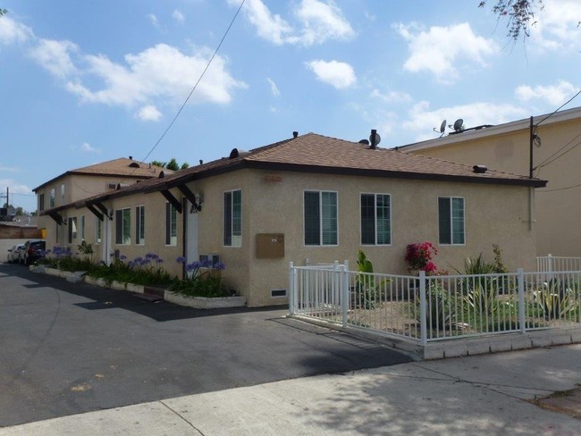 13810 Sherman Way in Van Nuys, CA - Building Photo - Building Photo