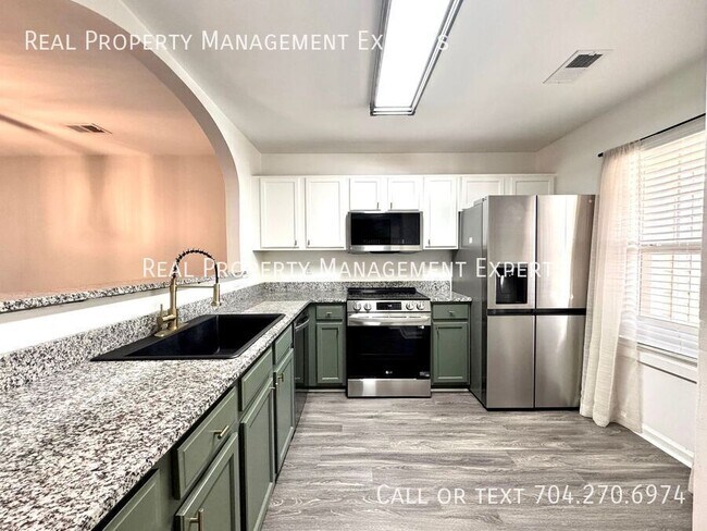 3837 Glenlea Commons Dr in Charlotte, NC - Building Photo - Building Photo