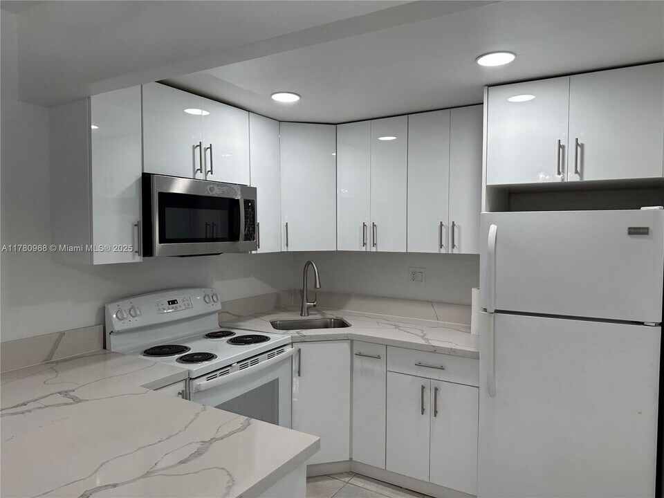 4715 NW 7th St in Miami, FL - Building Photo