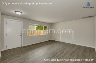 124 NE Liberty Ave in Gresham, OR - Building Photo - Building Photo