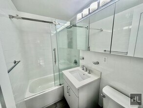 E 16 ST in New York, NY - Foto de edificio - Building Photo