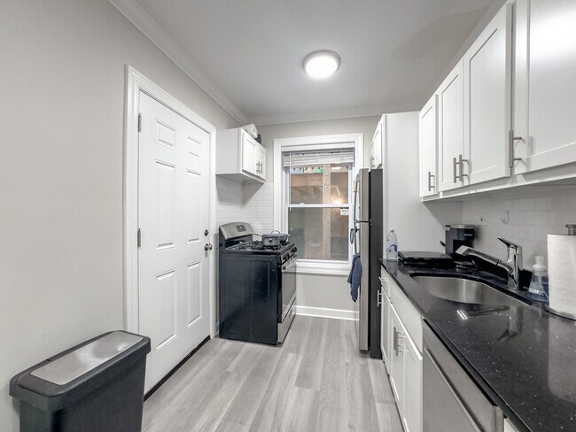 837 W Cornelia Ave in Chicago, IL - Building Photo - Building Photo