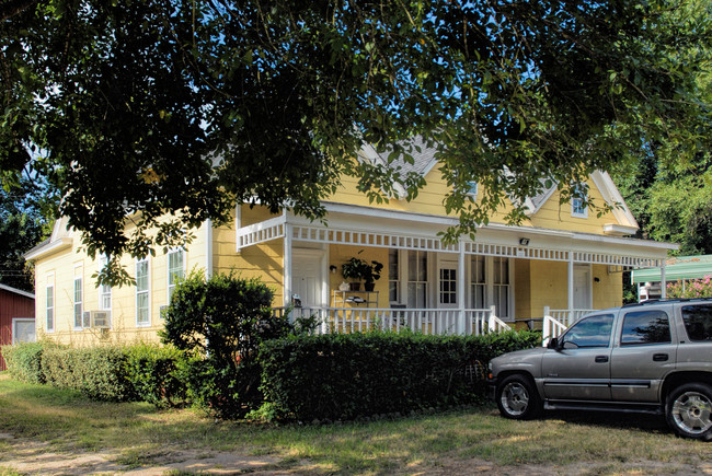 111 1/2 Runnels Street in Willis, TX - Foto de edificio - Building Photo