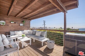 25143 Malibu Rd in Malibu, CA - Building Photo - Building Photo