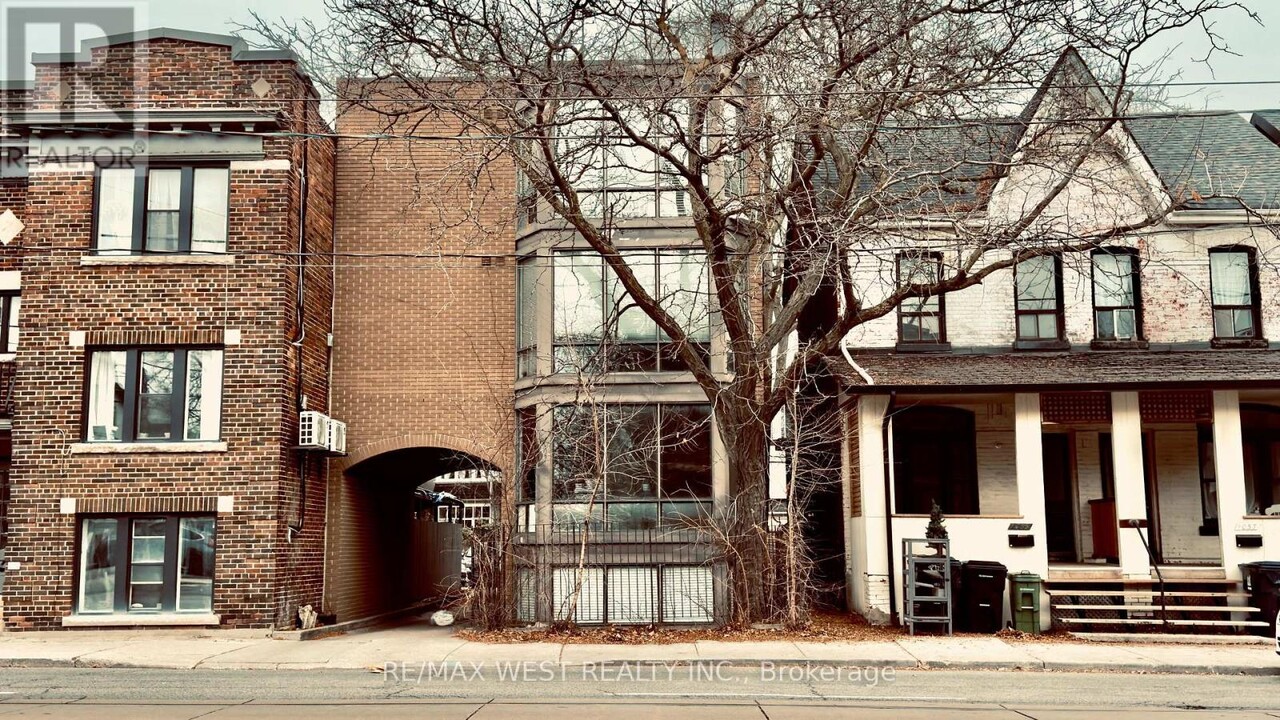 1061-1061 Bathurst St in Toronto, ON - Building Photo