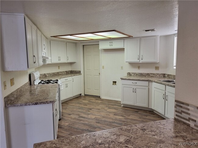 2864 Country Club Dr in Bullhead City, AZ - Building Photo - Building Photo