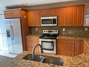 5078 NW 114th Path in Doral, FL - Building Photo - Building Photo