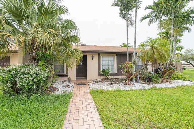 12023 SW 110th St Cir E in Miami, FL - Building Photo - Building Photo