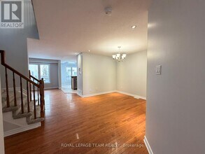 21 Cresthaven Dr in Ottawa, ON - Building Photo - Building Photo