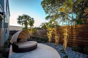 1273 NE 38th St in Oakland Park, FL - Foto de edificio - Building Photo