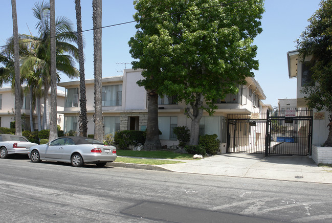 5425 Russell Ave in Los Angeles, CA - Building Photo - Building Photo